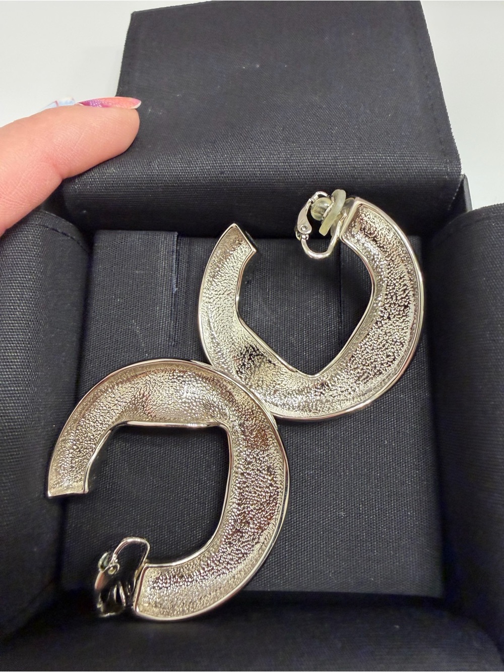 Chanel 2025 Strass Star and Logo Silver Tone and Crystal Hoop Earrings - Picture 5 of 7